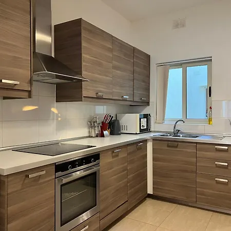 R1 Radiant With Exclusive Balcony And Ensuite