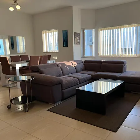 호텔 R1 Radiant With Exclusive Balcony And Ensuite