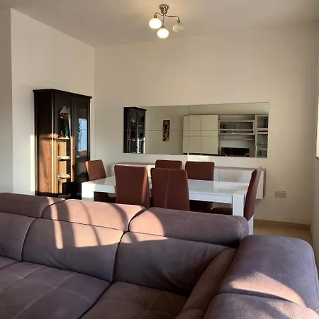 R1 Radiant With Exclusive Balcony And Ensuite 호텔 *