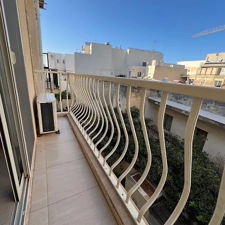 R1 Radiant With Exclusive Balcony And Ensuite